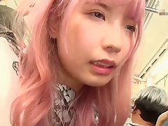 ミニスカ生足…貧乳ゴスロリの美脚JDお姉さんを満員電車で痴漢師がロックオン…密着セクハラ強制発情で生チン挿入の即ハメ強姦